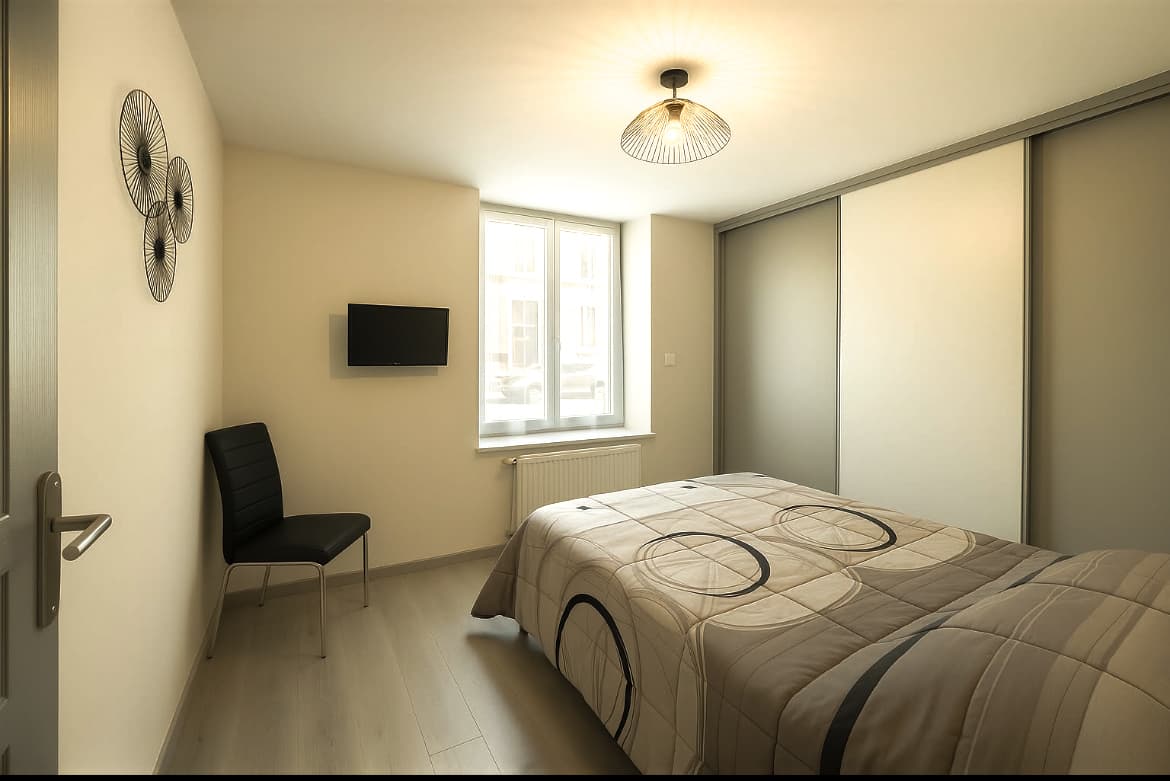 Chambre principale avec lit double et grands rangements
