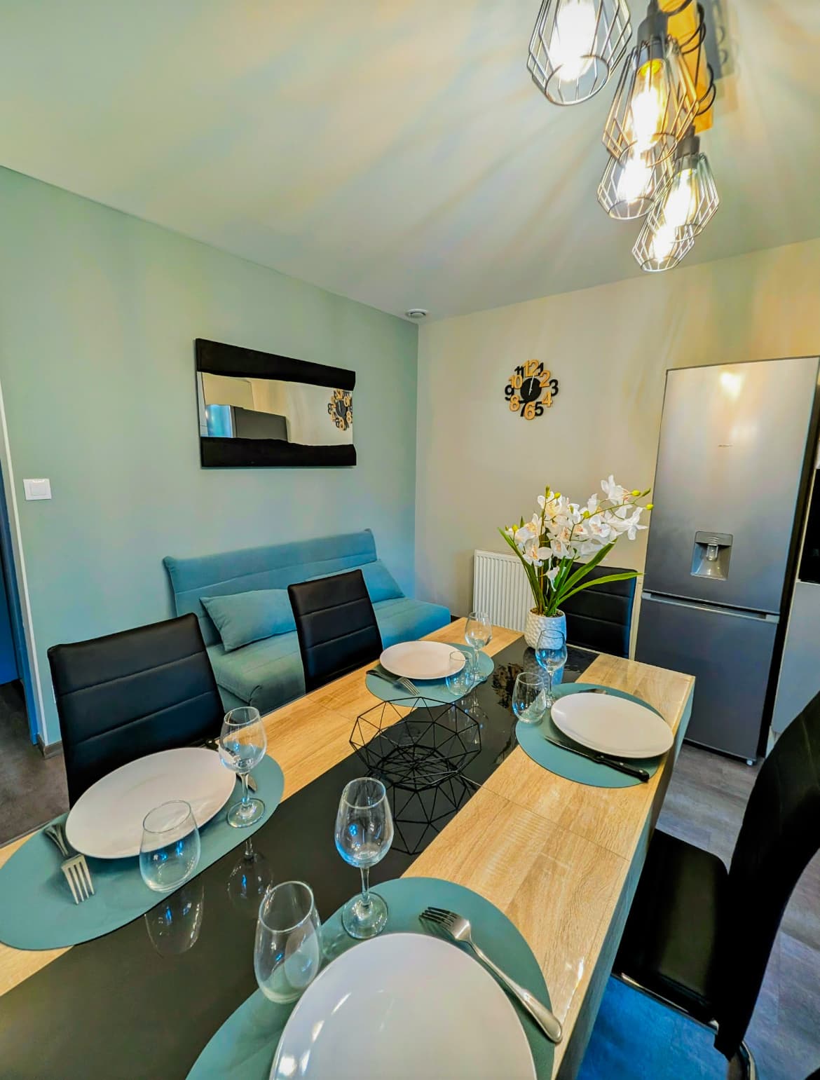Table dressée dans la cuisine de l’appartement