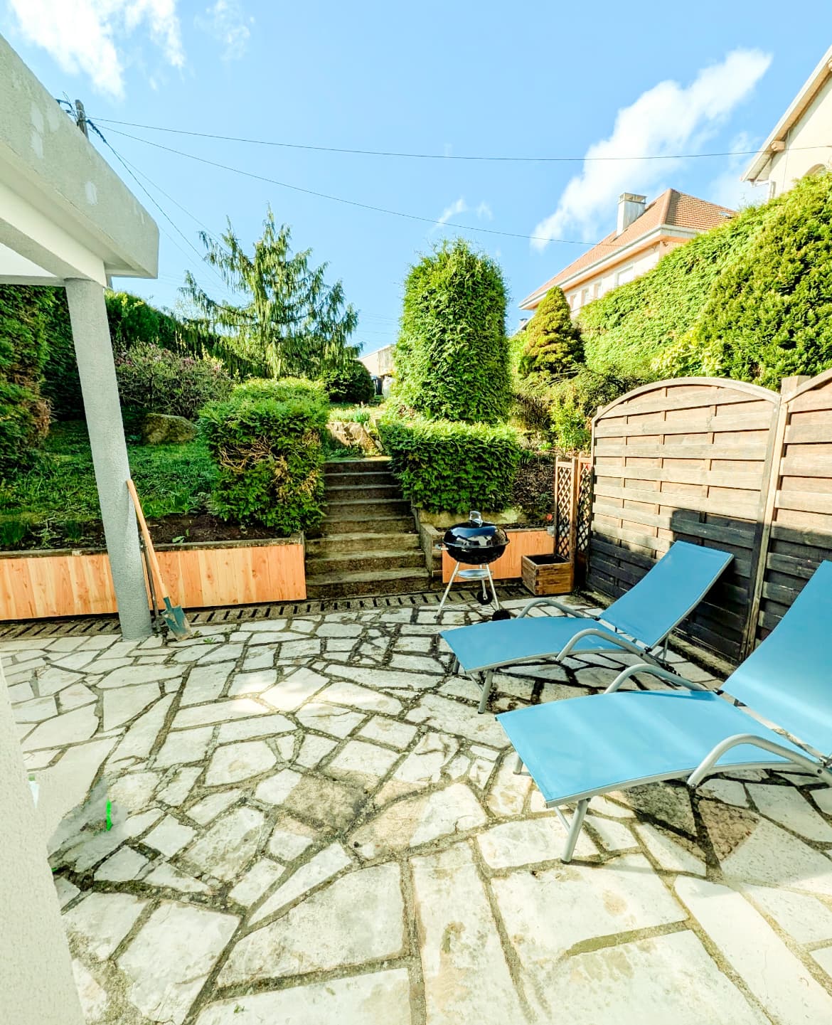 Terrasse couverte avec transats et barbecue