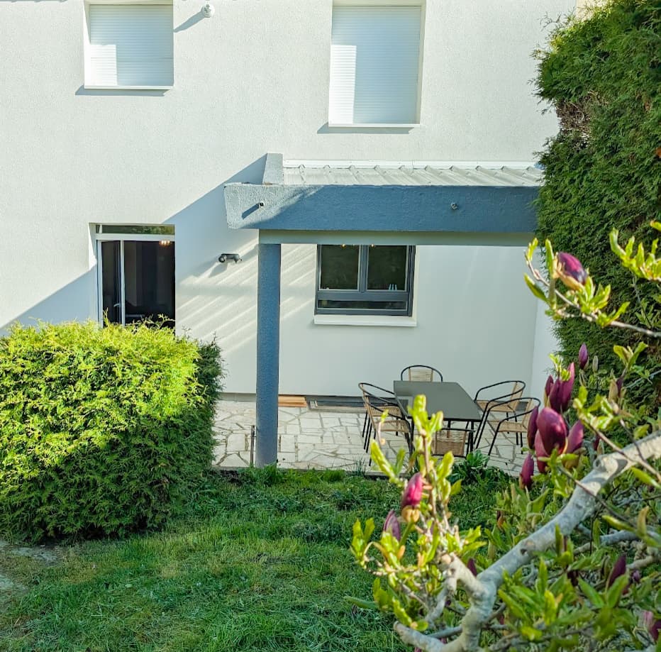 Grand jardin privatif clos devant la terrasse couverte