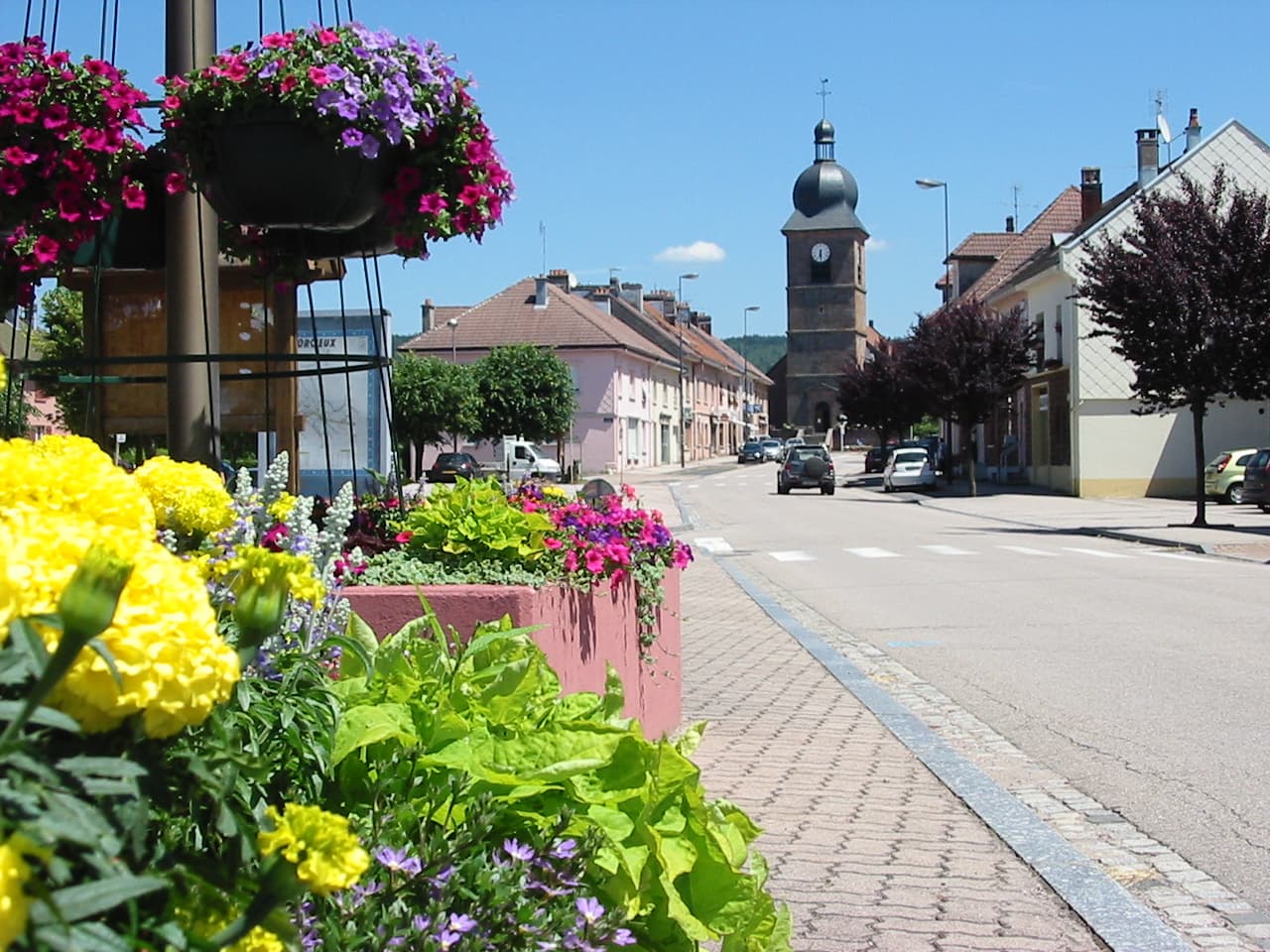 Corcieux fleuri avec son clocher au centre du village